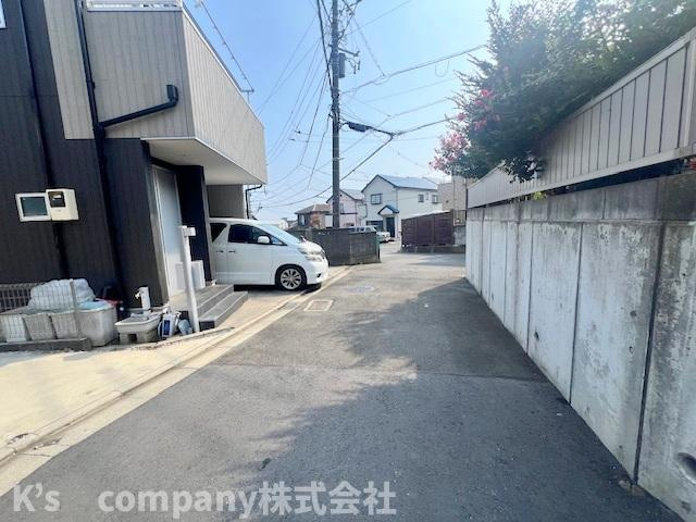 高座郡寒川町岡田4丁目　中古戸建の前面道路含む現地写真|前面道路