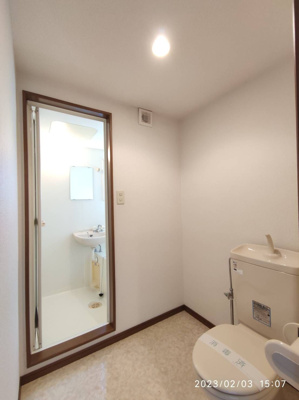 【トイレ】 | リトルガーデン | 別号室の写真になります。現況優先。