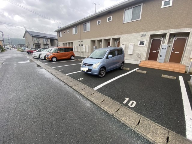 ファミィーユKの駐車場