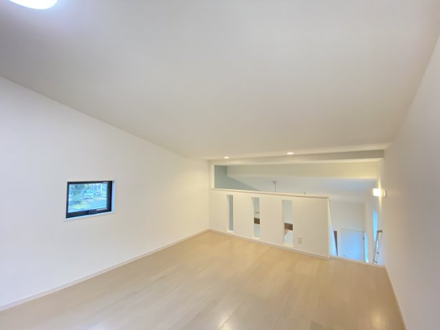 中古戸建　伴東7丁目の洋室|吹抜けに繋がる開放的な造り。 家族の気配を感じながらも、独立した空間として集中できるのが魅力。夢の詰まったフリースペースです。