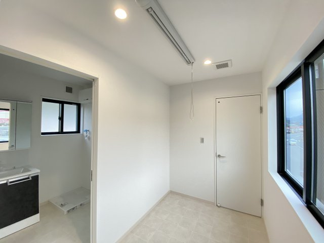 中古戸建　伴東7丁目のランドリースペース|共働き世帯の強い味方！ 3帖のランドリールーム。洗う・干す・畳むがこの部屋で完結し、毎日の家事負担を大幅に軽減します。