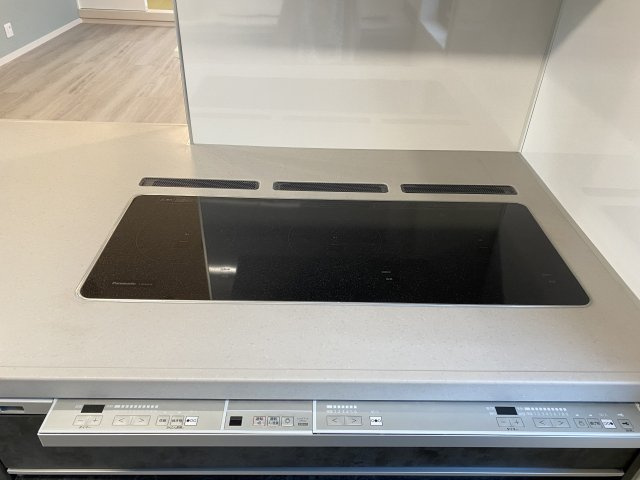 中古戸建　伴東7丁目の設備|トリプルワイドIH　3つ横並びでゆったりと料理ができます