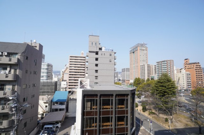 【展望】 | 【上質リノベ】サンピア平和公園 | 【シティービュー】
都会の物件からの眺望を想像すると、
周りの建物に押しつぶされそうになりますが、
本物件目の前の建物との距離もあり、
視界が開けて青空を楽しむことができます。