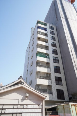 【外観】 | 【上質リノベ】サンピア平和公園 | 【耐震性】
耐震性の高さを判断するポイントは、
建築確認申請日が1981年6月1日以降の
新耐震基準に適合しているかどうか。
震度６程度の大地震でも
建物が崩壊しないレベルが基準になりました。