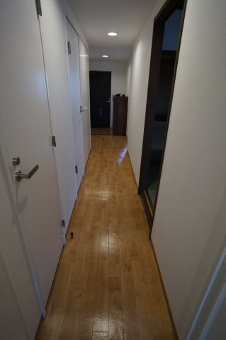 千葉市花見川区畑町の賃貸マンションの内装|玄関からリビングにつながる廊下です