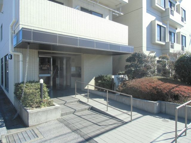 千葉市花見川区畑町の賃貸マンションのエントランス|分譲マンション・スロープ付のエントランスです