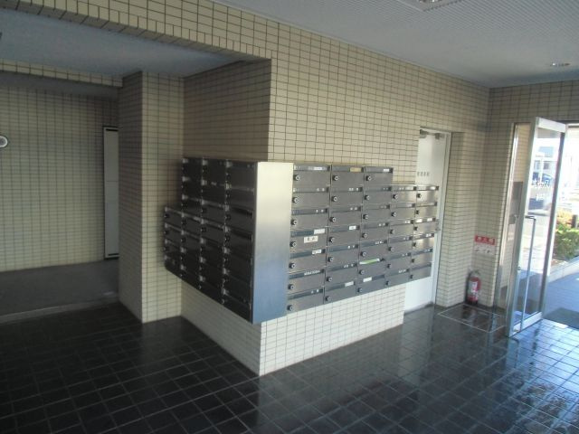 千葉市花見川区畑町の賃貸マンションのロビー|広々、エントランスロビーです