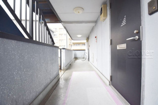 【その他共用部分】 | 共用廊下です。ここもきれいに清掃されています。周囲のお部屋の様子も、ぜひ伺ってみてください。～即日のご見学可能～　お問合せはお気軽にどうぞ。