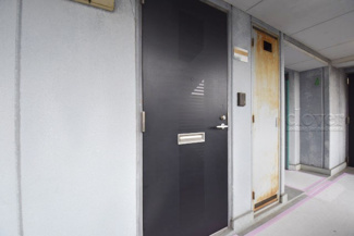 【その他共用部分】 | 皆様をお迎えする、お部屋の玄関ドア。開けやすさや開放角度、ドアノブの操作しやすさや鍵の形状などを、現地で一度ご確認ください。～即日のご見学可能～　お問合せはお気軽にどうぞ。
