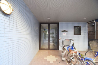 【エントランス】 | オートロックを備えた、マンションのエントランス。やはりセキュリティの観点は欠かすことができません。皆様を“安全”に送り出し、出迎えてくれます。～即日のご見学可能～　お問合せはお気軽にどうぞ。