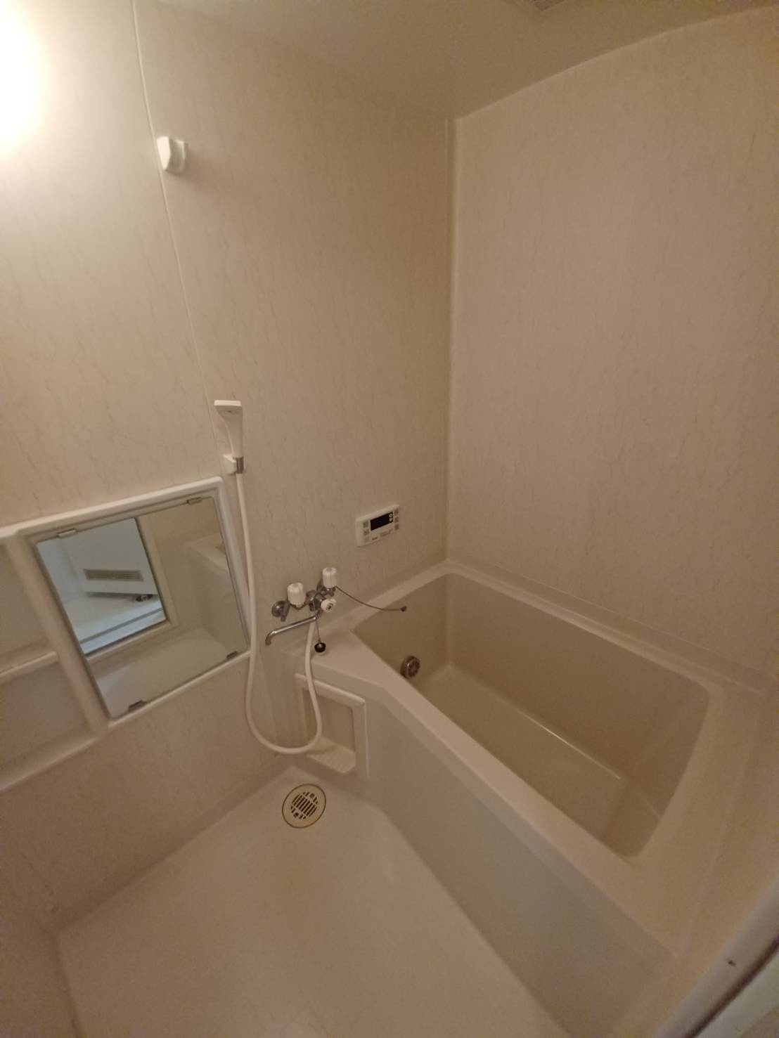 エステ東田の浴室|現在リフォーム中の為、同仕様物件の写真となります。