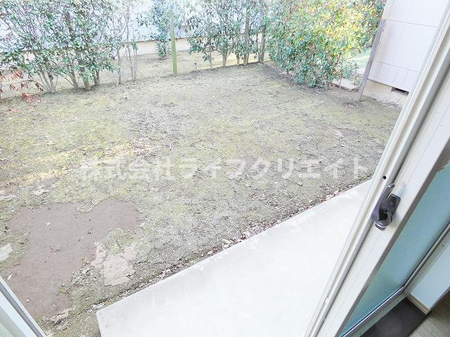 ブリージングタウン百草園の庭