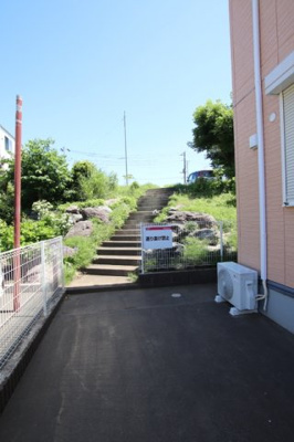 駐車場へ続く階段