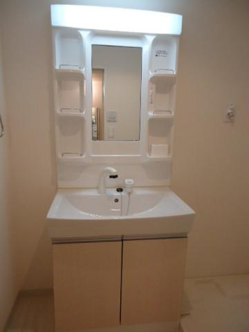 サンフィット北野Ⅲ【キャッシュバック対象】の独立洗面台|独立洗面台、小物を置くことができて便利です