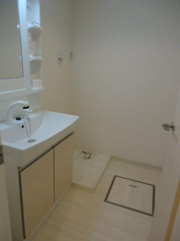 サンフィット北野Ⅲ【キャッシュバック対象】の洗面所|脱衣スペースもあります