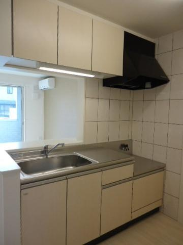 サンフィット北野Ⅲ【キャッシュバック対象】のキッチン|コンパクトなキッチンで掃除もラクラク