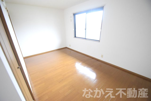 【寝室】 | 落ち着いた色調の洋室です