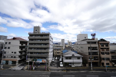 【展望】 | 【上質リノベ】藤和シティコープ舟入 | 【四季を感じる】
四季の移ろい・爽やかな青空や風を感じられ
自然を愉しめるパノラマビュー。
毎日の暮らしに余裕を感じさせてくれる、
遮る物の無い開放的な眺望を是非、ご堪能ください。