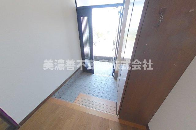 ６２８２４　岐阜市長良福光中古戸建ての玄関