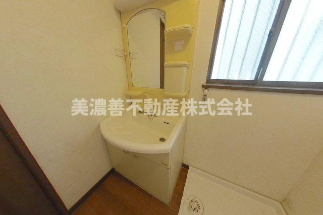 ６２８２４　岐阜市長良福光中古戸建ての独立洗面台