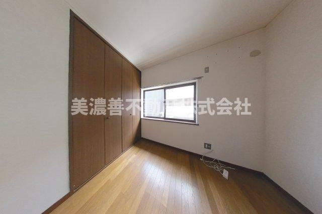 ６２８２４　岐阜市長良福光中古戸建ての洋室