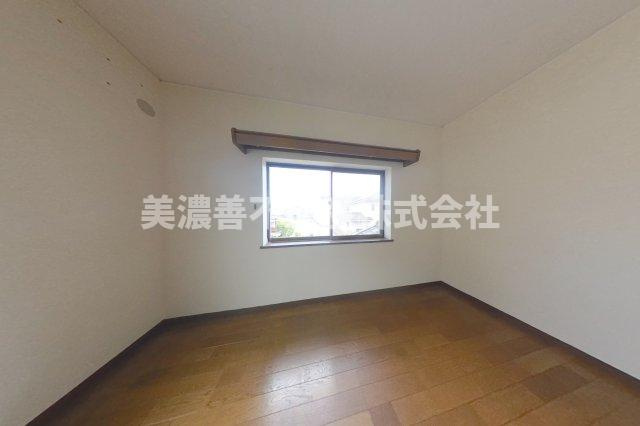 ６２８２４　岐阜市長良福光中古戸建ての洋室