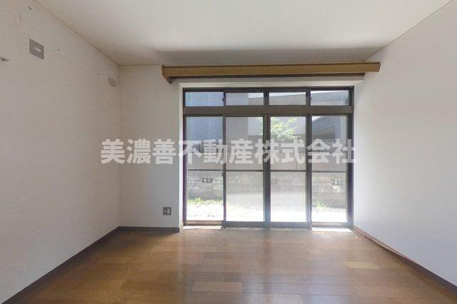 ６２８２４　岐阜市長良福光中古戸建ての洋室