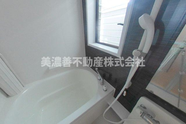 ６２８２４　岐阜市長良福光中古戸建ての浴室