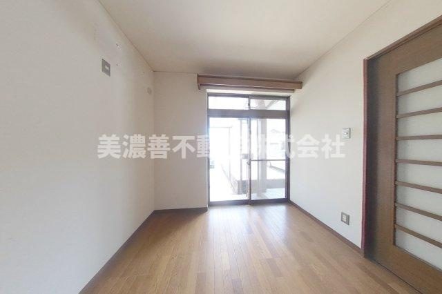 ６２８２４　岐阜市長良福光中古戸建ての居間・リビング