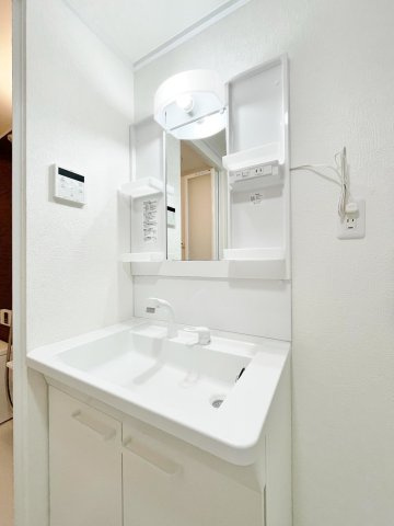 駅近＆３沿線利用可能●リフォーム完了の美室●南向き３ＬＤＫ●ペット飼育可能●ユニ宇治マンション１号棟の洗面所|洗面化粧台