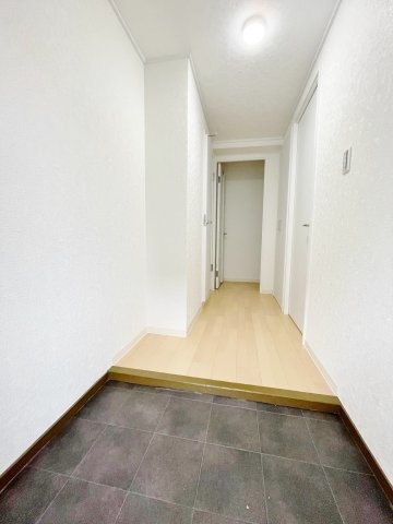 駅近＆３沿線利用可能●リフォーム完了の美室●南向き３ＬＤＫ●ペット飼育可能●ユニ宇治マンション１号棟の玄関|玄関