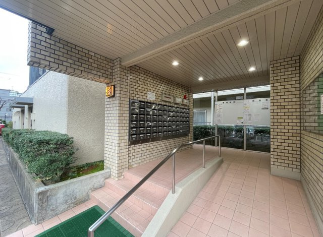 駅近＆３沿線利用可能●リフォーム完了の美室●南向き３ＬＤＫ●ペット飼育可能●ユニ宇治マンション１号棟のエントランス|エントランス