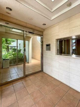 世田谷区喜多見９丁目の賃貸マンションのエントランス