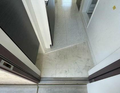 川崎市麻生区高石１丁目のアパートの玄関