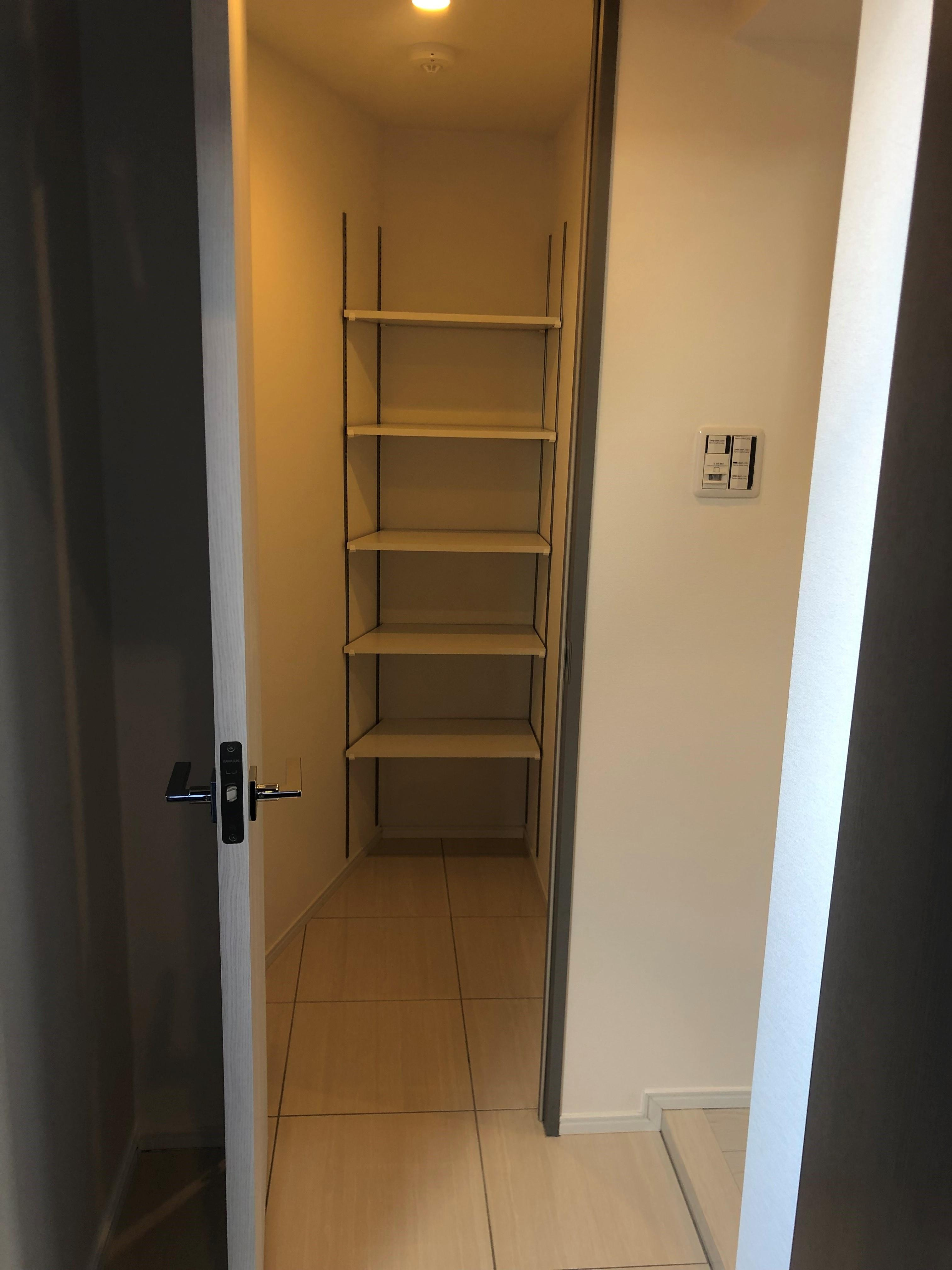 Log登戸Stationの玄関