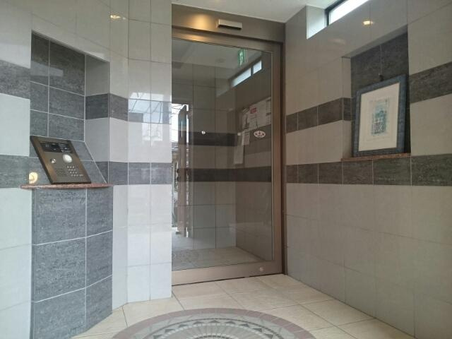 川崎市多摩区登戸の賃貸マンションのエントランス