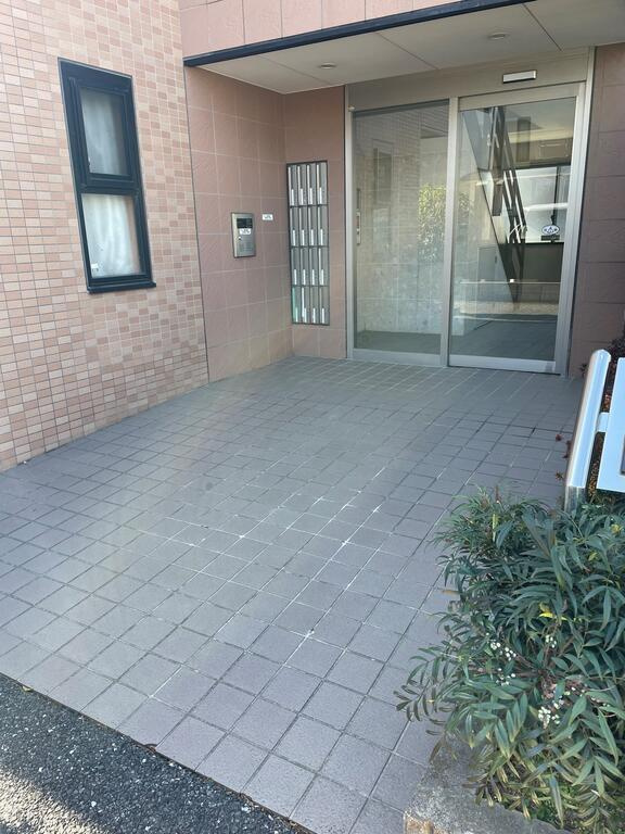 川崎市多摩区登戸の賃貸マンションのエントランス