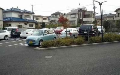 稲城市東長沼の賃貸マンションの駐車場