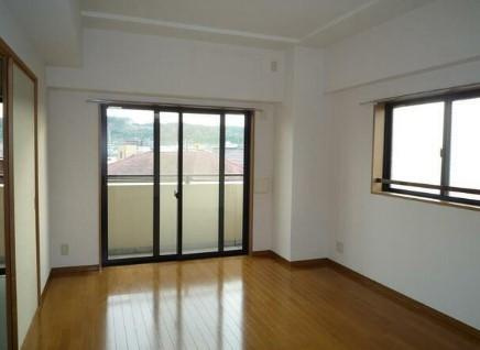 稲城市東長沼の賃貸マンションの居間・リビング