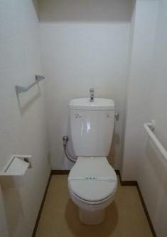 稲城市東長沼の賃貸マンションのトイレ