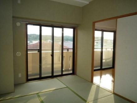 稲城市東長沼の賃貸マンションのバルコニー