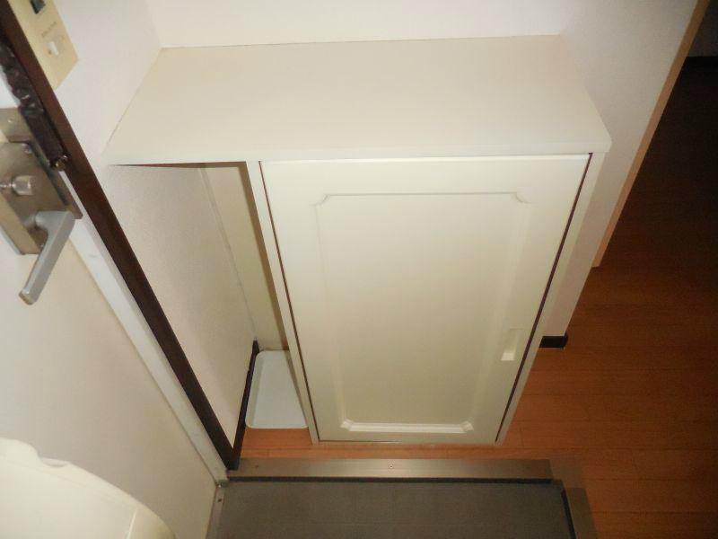 川崎市多摩区中野島５丁目のアパートの玄関