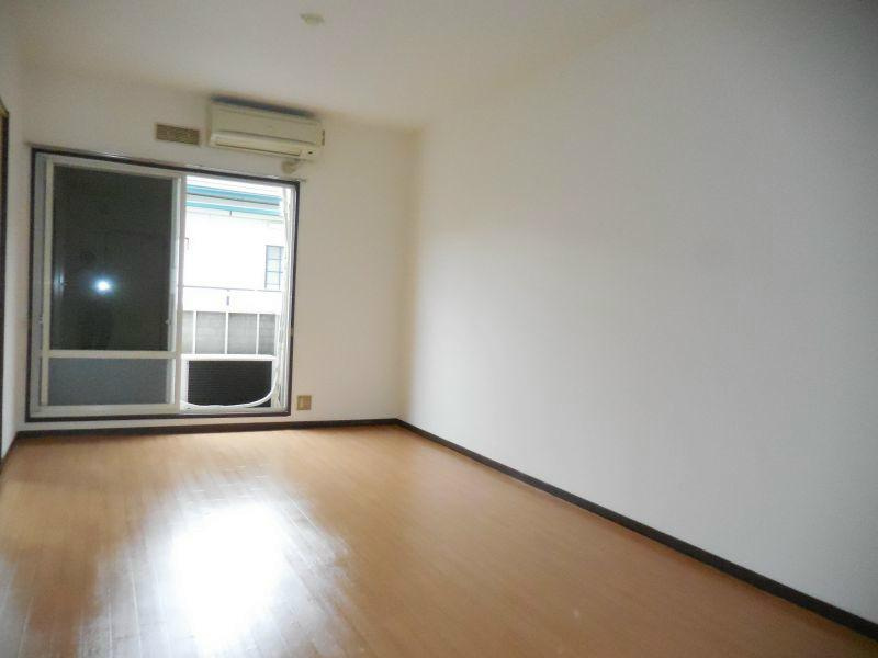 川崎市多摩区中野島５丁目のアパートの居間・リビング