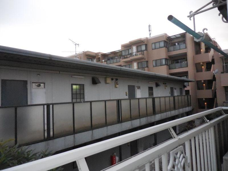 川崎市多摩区中野島５丁目のアパートのバルコニー