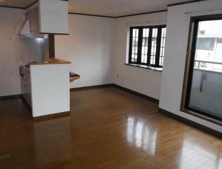 狛江市中和泉１丁目のアパートの居間・リビング