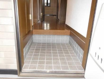 狛江市中和泉１丁目のアパートの玄関