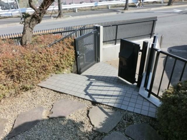 美山台住宅のエントランス