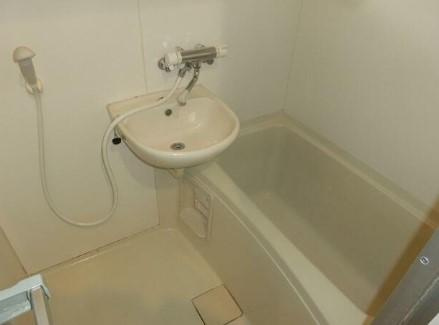 狛江市猪方３丁目のアパートの浴室