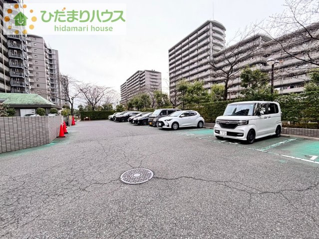 ワコーレロイヤルガーデン北本D棟　の駐車場