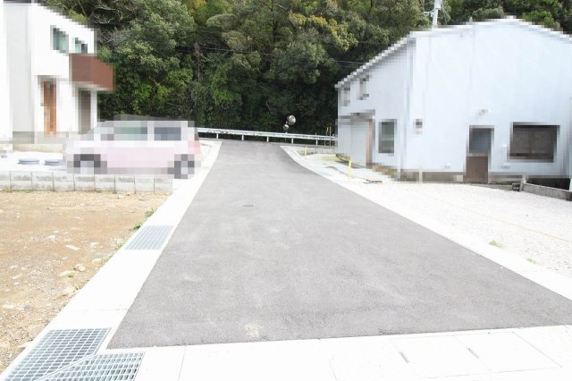 香南市野市町父養寺　中古戸建（未入居物件）の前面道路含む現地写真